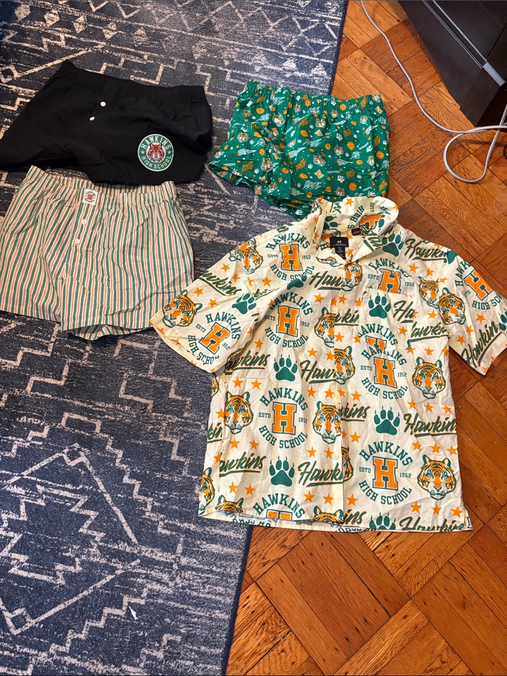 Stranger things Hawkins Highbundle Button-Up Shirt 3 pairs of boxer shorts small